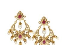 Small gold earrings: to Pep up Your Minimalistic Look