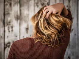 What is the best non-invasive treatment for hair loss? woman near wall