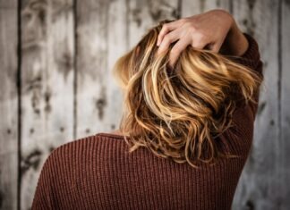 What is the best non-invasive treatment for hair loss? woman near wall