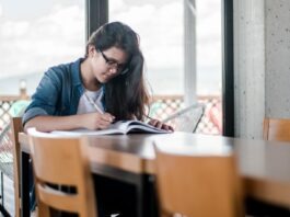 HOW YOU SHOULD OPT YOUR FINAL ACADEMIC YEAR’S DISSERTATION TOPIC? A PERFECT GUIDE FOR STUDENTS! woman writing on book