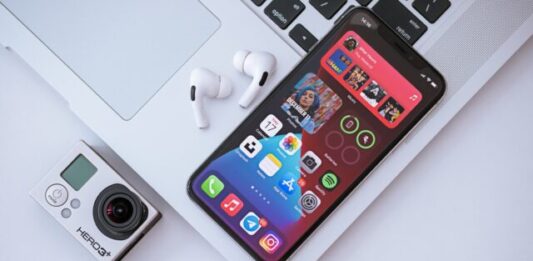 Rain Check: Get The Most Out of Your Weather Ticker Widget Plugin silver iphone 6 beside white apple earpods