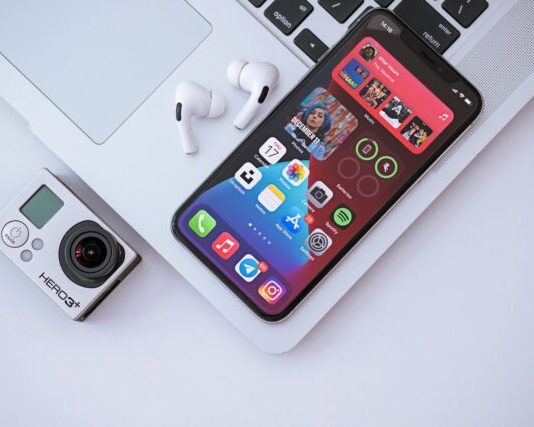 Rain Check: Get The Most Out of Your Weather Ticker Widget Plugin silver iphone 6 beside white apple earpods