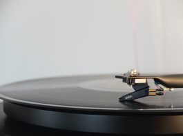 4 Tips for Defining Your Music Taste round black vinyl disc on vinyl player