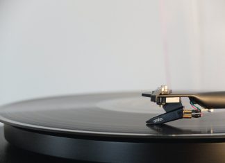 4 Tips for Defining Your Music Taste round black vinyl disc on vinyl player
