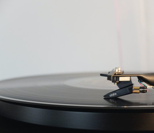 4 Tips for Defining Your Music Taste round black vinyl disc on vinyl player
