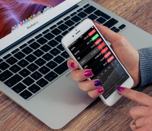 Best Cryptocurrencies to Invest in Bear Market person holding silver iPhone 6