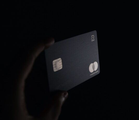 How you can choose the right reward credit card person holding black card
