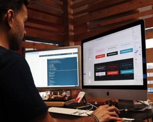 5 Ways Denver’s Web Designers Are Staying Ahead of the Curve man using Apple computer