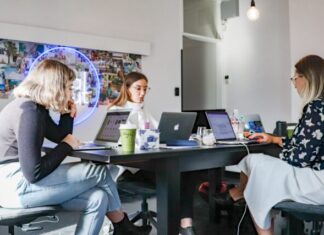 How Advertising Agencies Generate Unique Content in 3 Steps 3 women sitting on chair in front of table with laptop computers