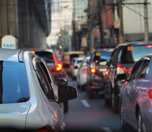 3 Best Ways to Hire Lawyer for Traffic Accidents cars on road during daytime