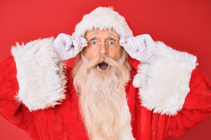 Photo by krakenimages santa claus with red background