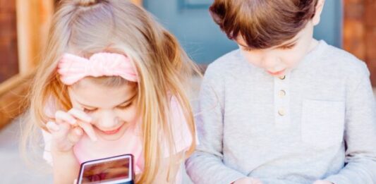 The Best Way to Control Children Using the Android Locator App girl and boy using Android smartphones