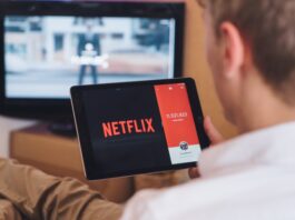 How to Eliminate Netflix Download Limit: Learn the Best way! man watching Netflic