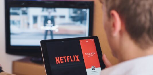 How to Eliminate Netflix Download Limit: Learn the Best way! man watching Netflic