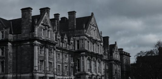 4 Pertinent Things to Consider Before Choosing a Degree Free The Graduates Memorial Building in Trinity College Dublin Stock Photo