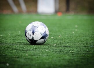 Rebaixamento? O Que Pode Acontecer Com O Manchester Metropolis Após Escândalo Financeiro white and blue soccer ball on green grass field during daytime