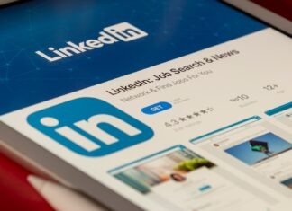 Optimize Your Outreach: LinkedIn Automation for Campaign Success white and blue labeled box
