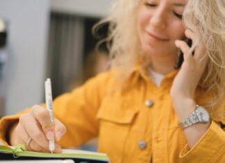 4 Ways for Older Women to Earn Extra Cash in 2024