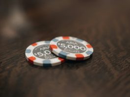 Cosmo Kasino: Ein Zentrum für spannende Turniere und vielfältige Tischspiele two poker chips sitting on top of a wooden table