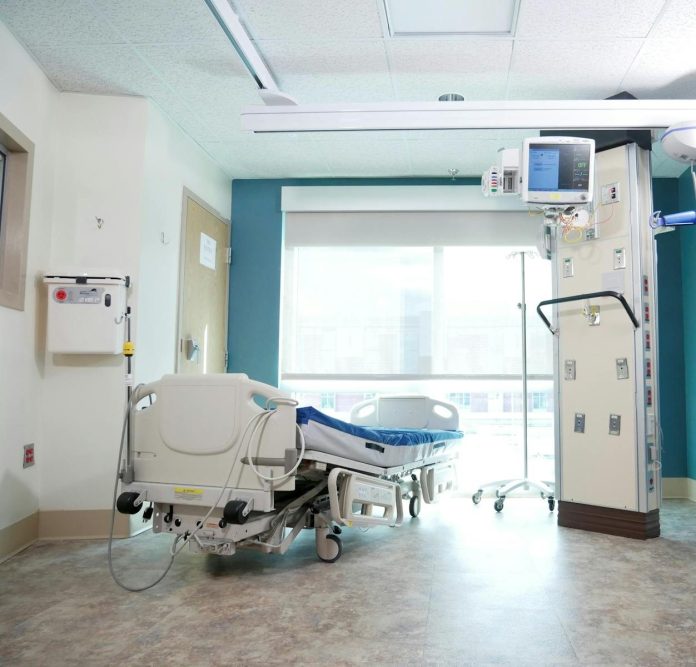 Photo by Saulo Zayas A well-equipped hospital room with a bed and advanced medical equipment.