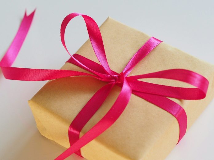 Photo by Jess Bailey brown gift box with pink ribbon